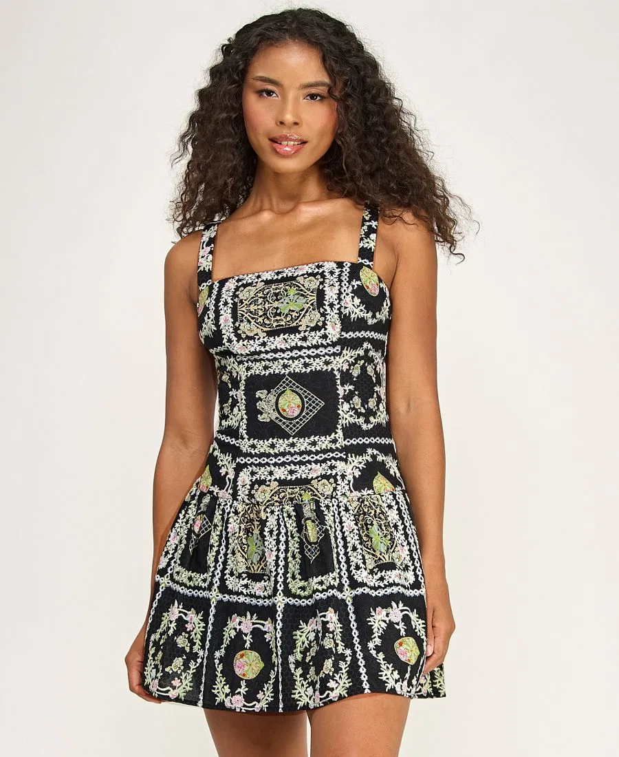 Платье короткое с квадратным вырезом, принт, модель Printed Square Neck Eyelet Drop Waist SENI & CADE, Black Multi — фото 2