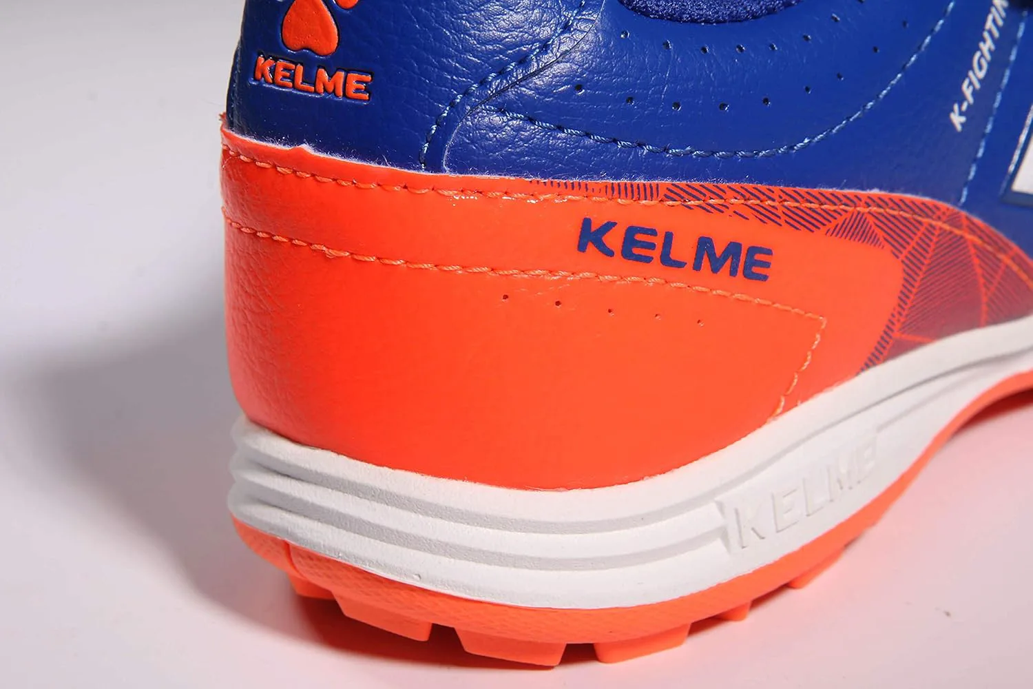 Футбольные бутсы KELME без шнурков для детей и подростков - футзал или футбольная обувь для игры на траве для мальчиков и девочек - футбольные бутсы на липучке для игры в помещении или на улице, красный — фото 4