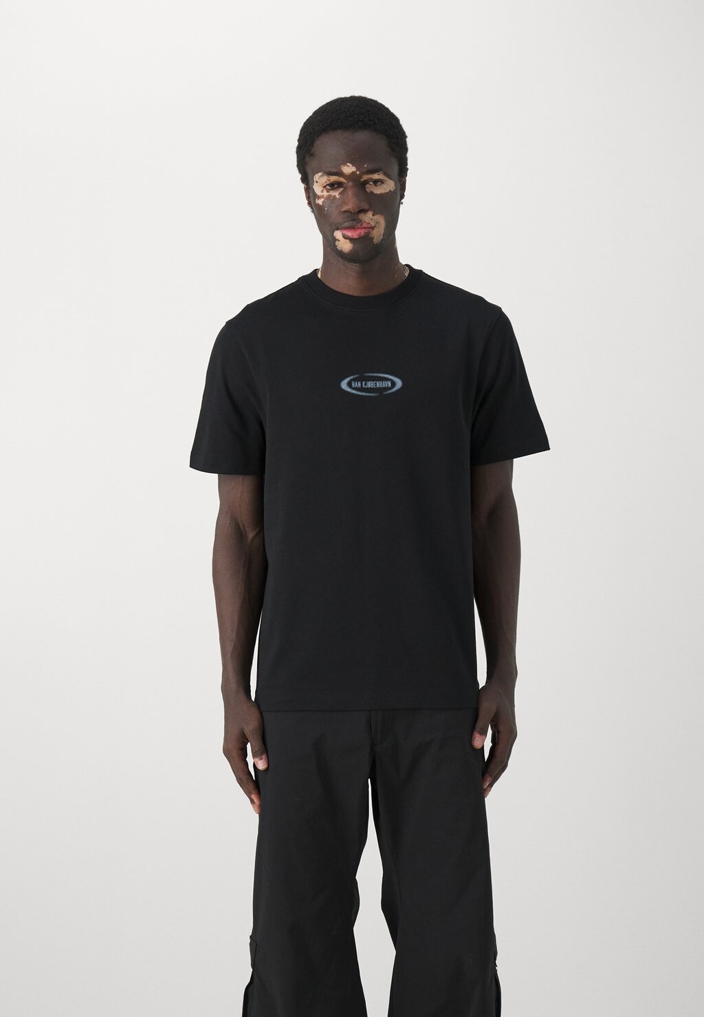 

Базовая футболка Short Sleeve Retro Logo Unisex Han Kjøbenhavn, черный
