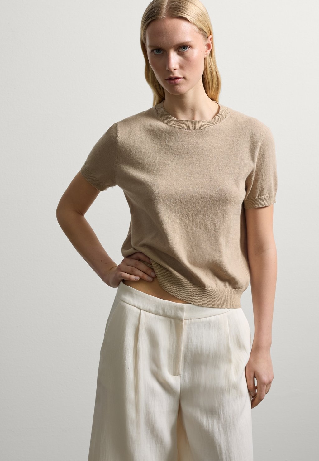 

Топ SHORT-SLEEVED TOP Stefanel, бежевый
