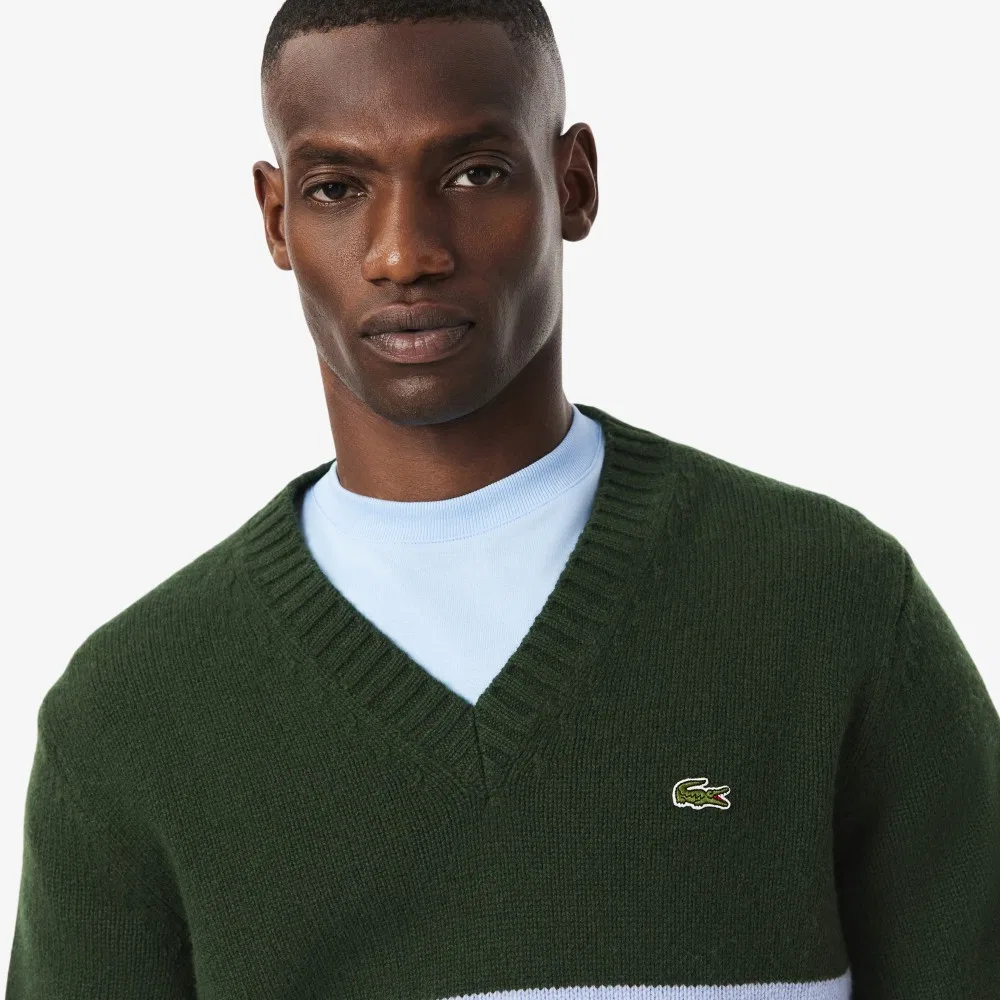 Мужской полосатый свитер с V-образным вырезом зелёный от Lacoste — фото 2
