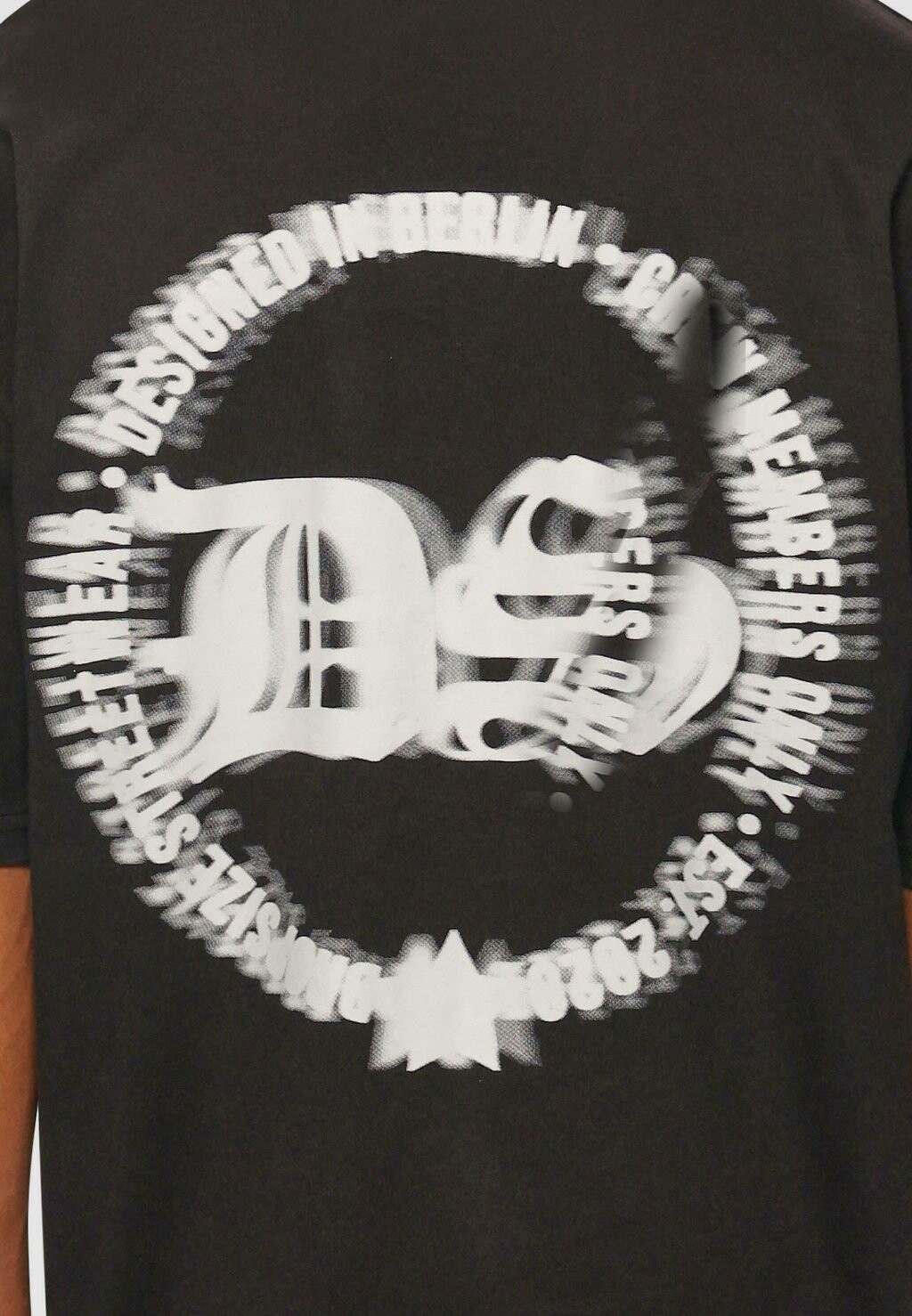 

Футболки с принтом HEAVY LOGO CIRCLE Dropsize, черный