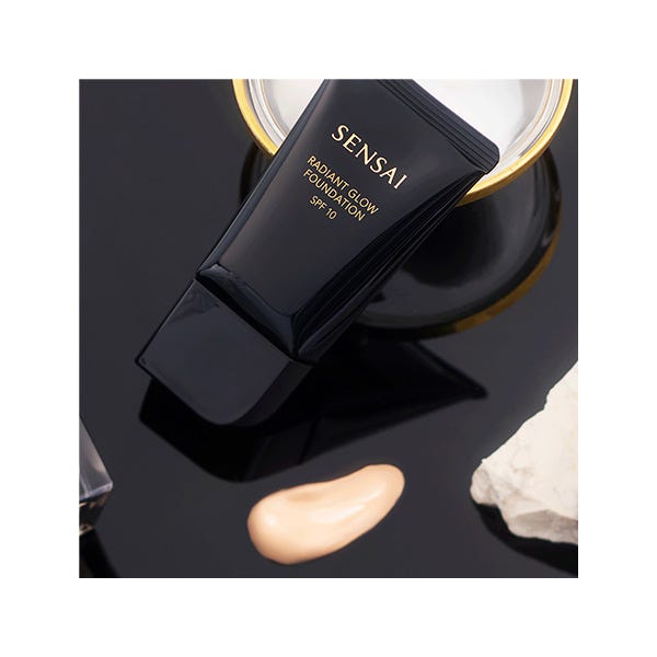 Долговечная светящаяся основа SENSAI Radiant Glow Foundation, RG204.5 WARM BEIGE — фото 3