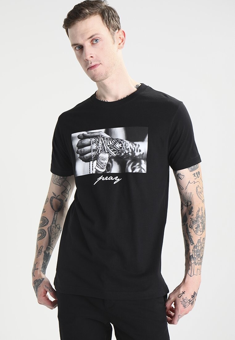 

Футболка с принтом МОЛИТЕСЬ Mister Tee, черный