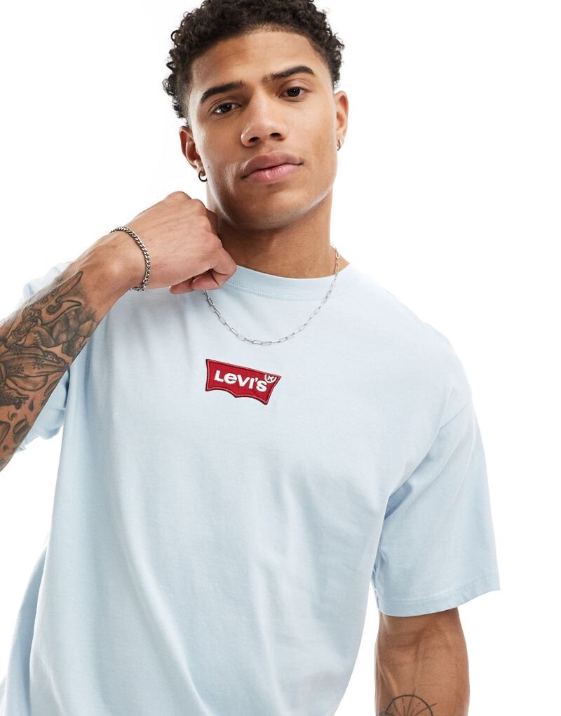 

Голубая футболка Levi's с логотипом в виде крыла летучей мыши в центре