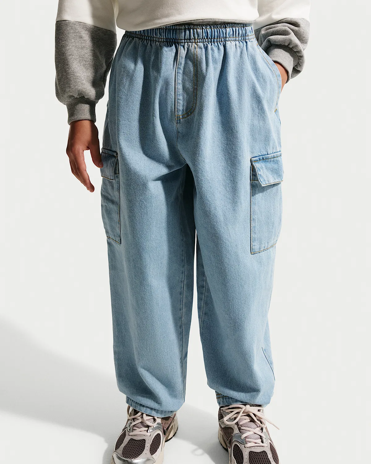 Детские джинсовые карго штаны Nike Sportswear Collection, Light Armory Blue/Light Armory Blue/Wheat/Light Armory Blue — фото 2