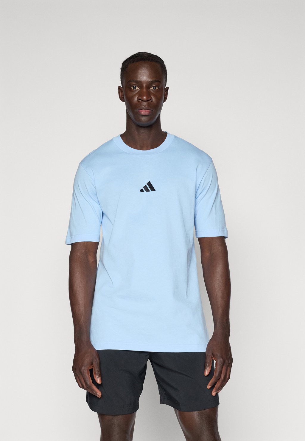 

Базовая футболка ESSENTIALS SMALL LOGO SINGLE Adidas Sportswear, светло-голубой