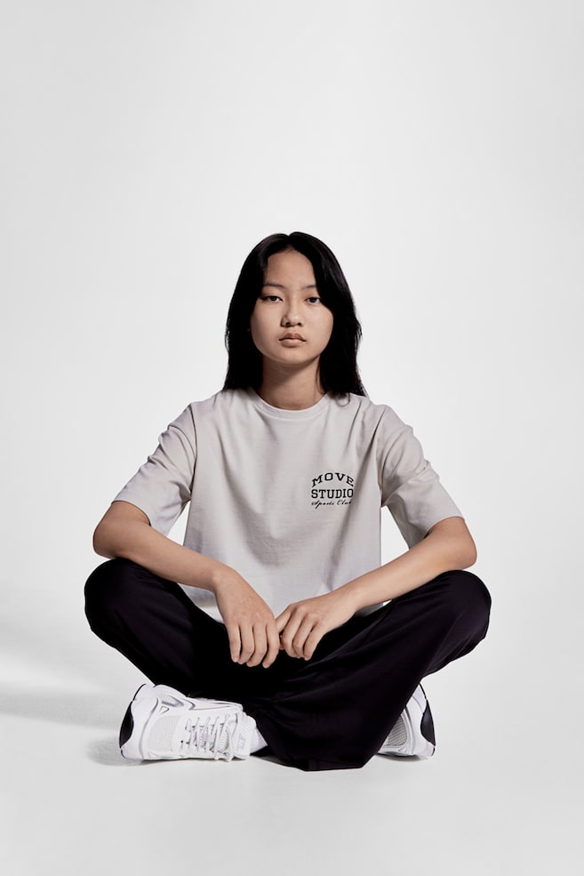 

Спортивная футболка оверсайз с принтом H&M, мультиколор