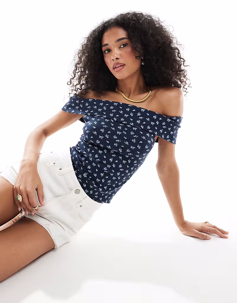 

Топ Hollister с короткими рукавами и открытыми плечами, темно-синий, с мелким цветочным принтом