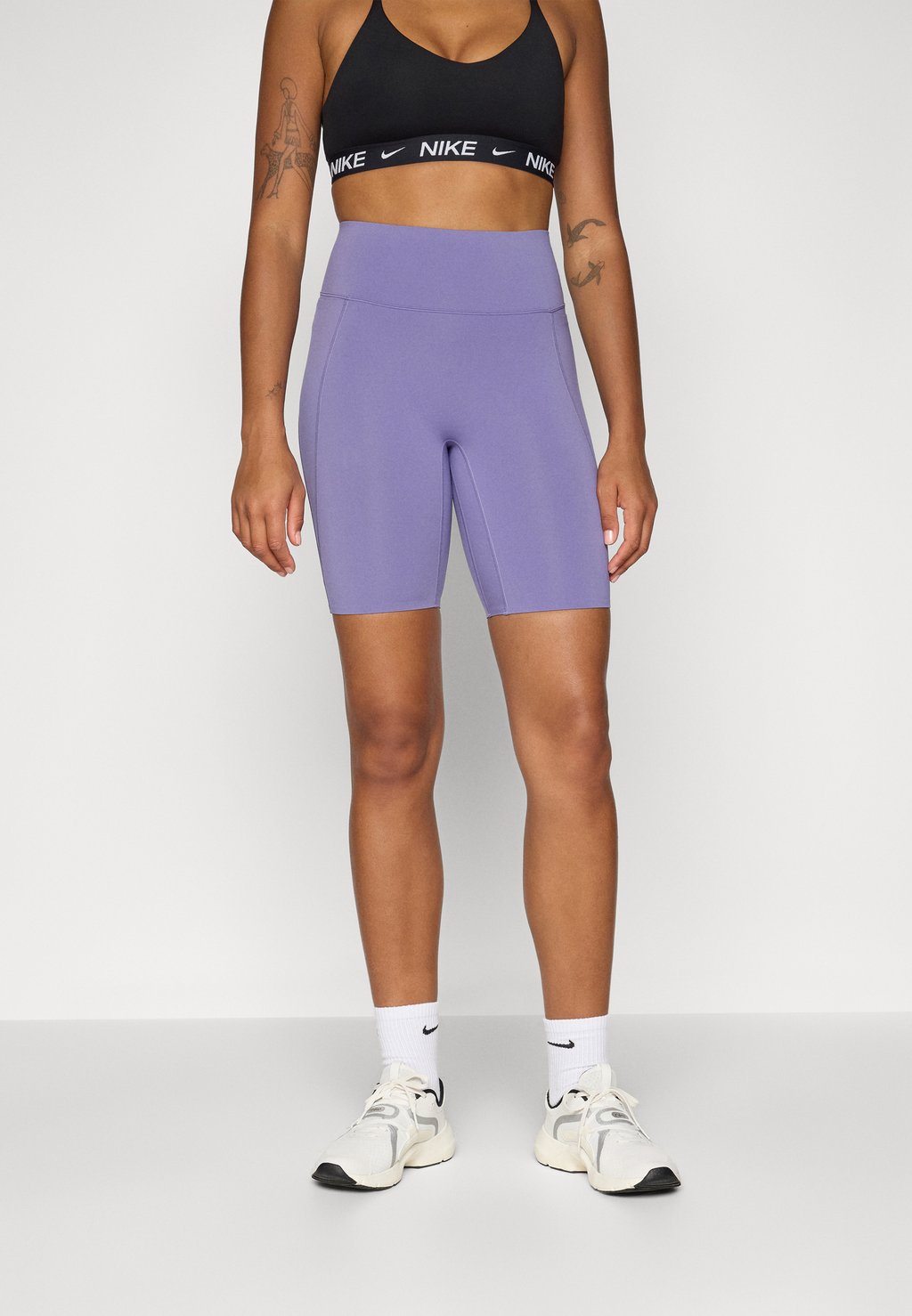 

Леггинсы UNIVERSA 8IN POCKET SHORT Nike Performance, фиолетовый