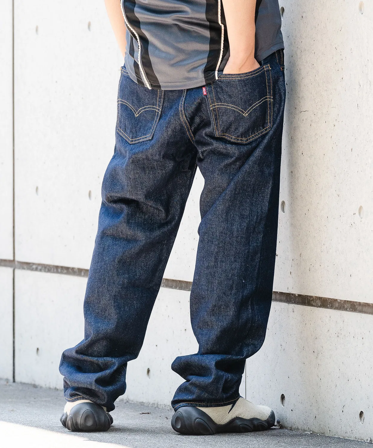 Джинсы прямого кроя Levi's 555 Relaxed Straight, темно-синий — фото 4