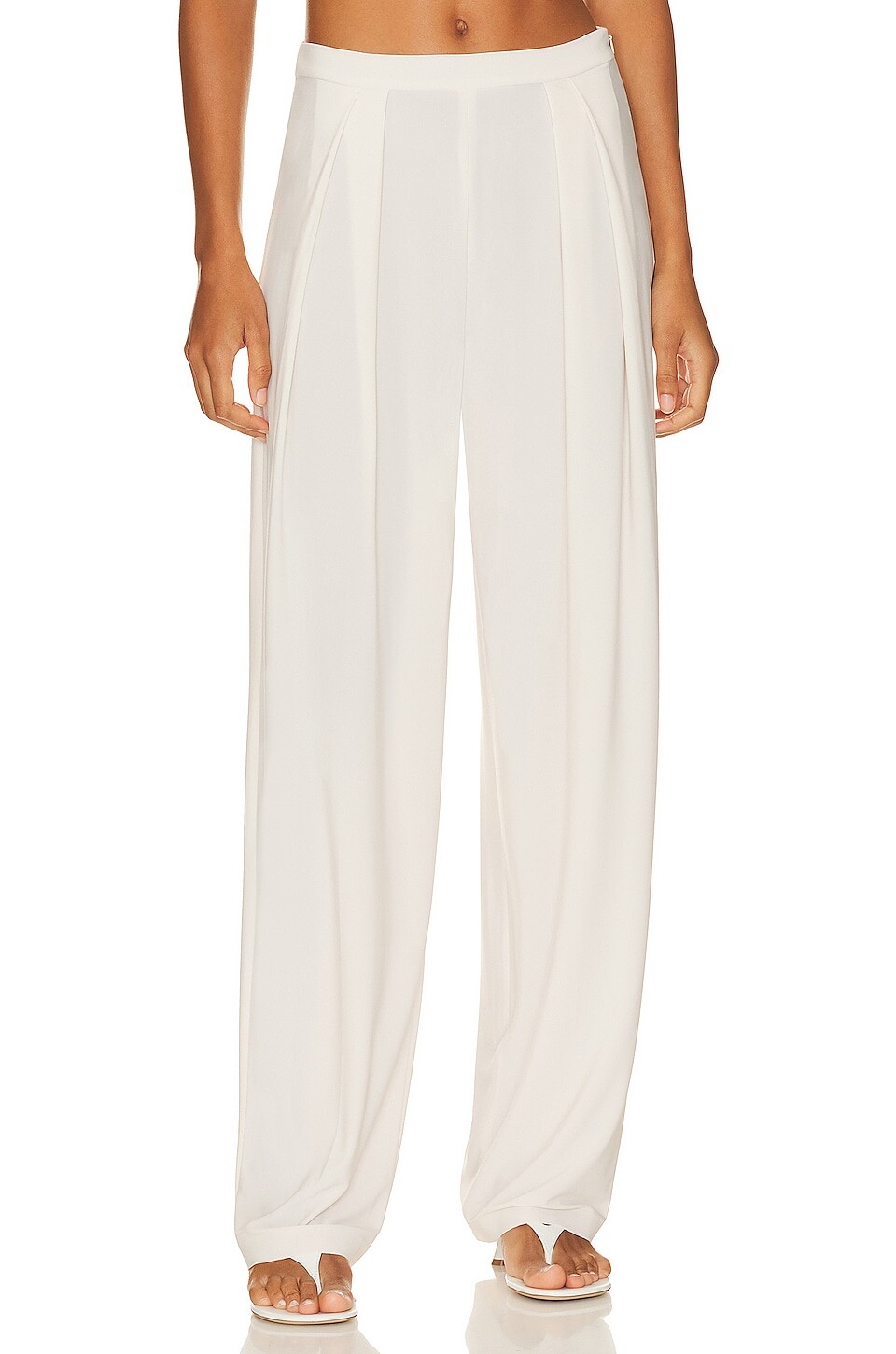 

Брюки Norma Kamali Tapered Pleated Trouser, цвет Bone, Белый, Брюки Norma Kamali Tapered Pleated Trouser, цвет Bone