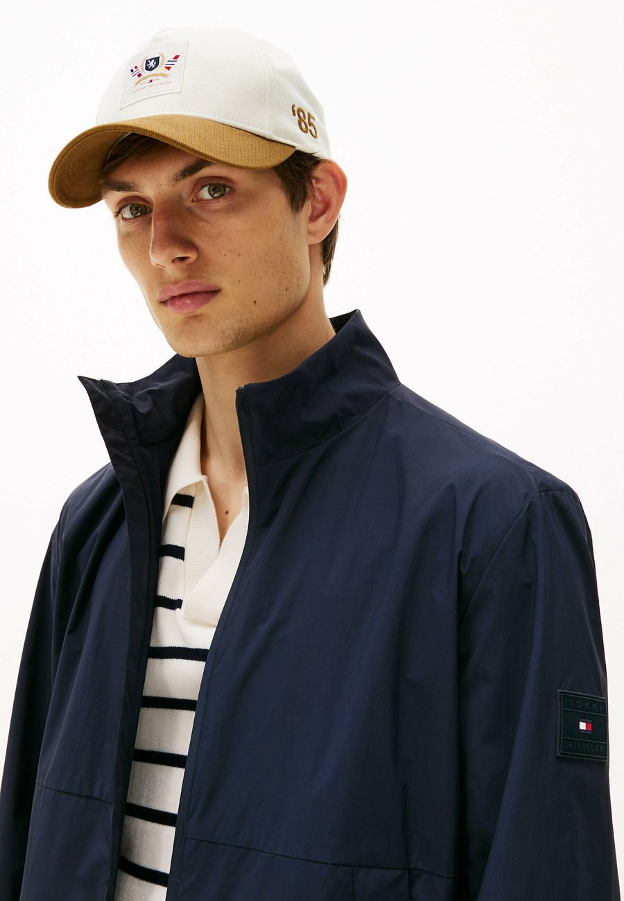 

Бейсболка Tommy Hilfiger TH CREST PATCH BASEBALL, Ivory Silk Hickory/White