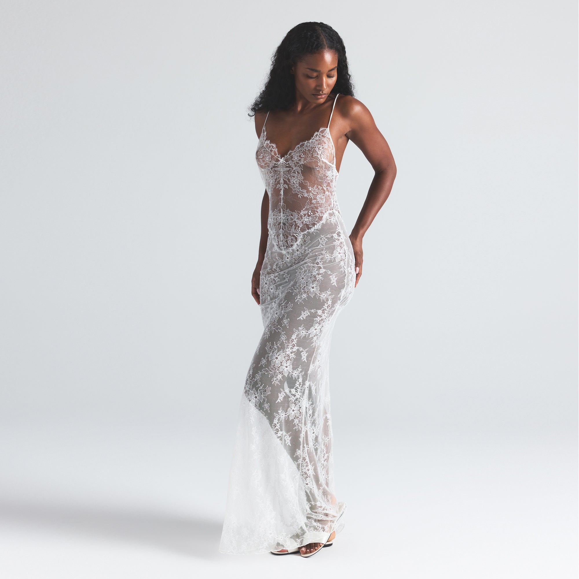 

Длинное платье с низкой спинкой SKIMS ULTRA FINE LACE, цвет marble