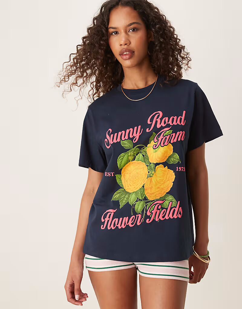 

Футболка ASOS DESIGN прямого кроя с принтом в виде солнечного цветка темно-синего цвета