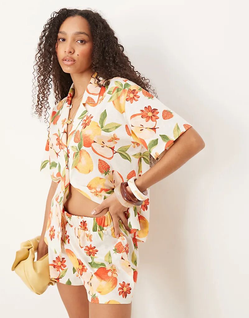 

Короткий льняной комбинезон ASOS DESIGN с фруктовым принтом