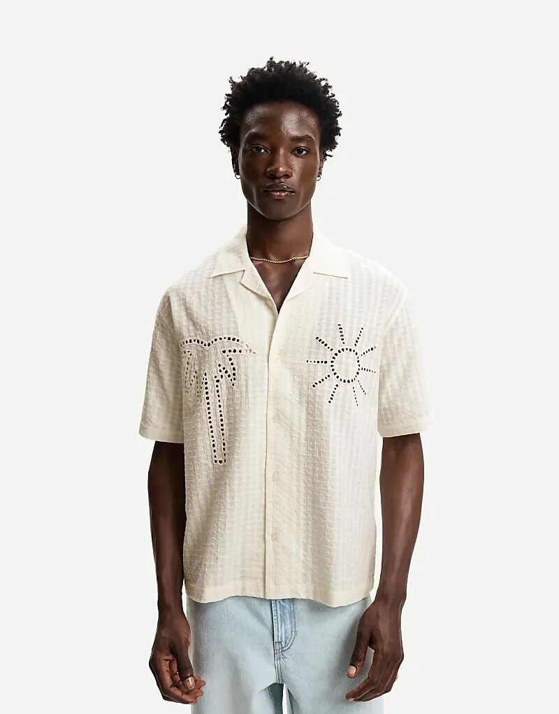 

Белая вышитая рубашка с короткими рукавами Bershka