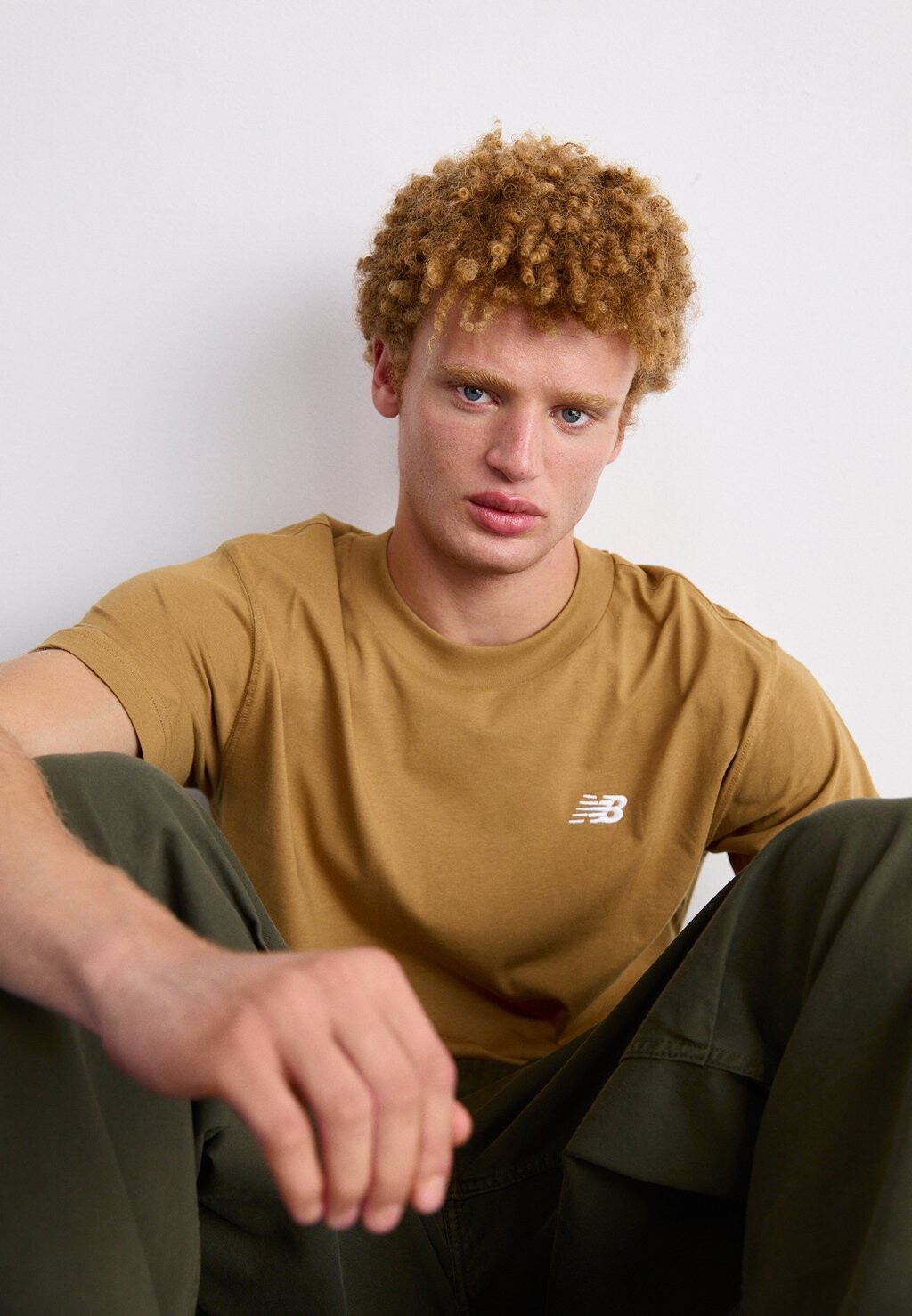 

Базовая футболка SPORT ESSENTIALS SMALL LOGO New Balance, коричневый