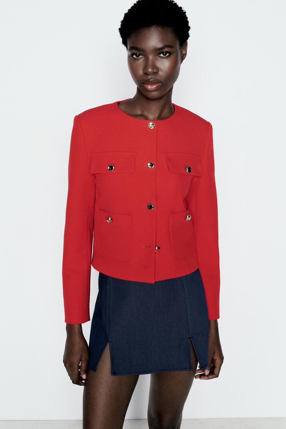 

Короткий пиджак с золотыми пуговиками ZARA, красный