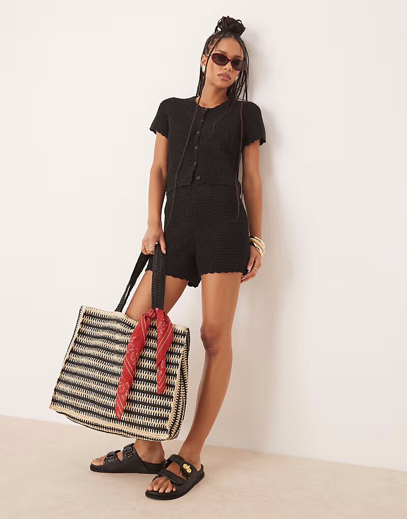 

Вязаные шорты черного цвета Gina Tricot