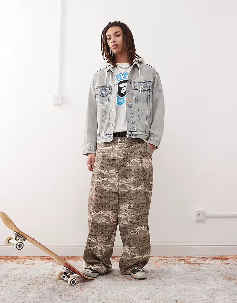

Джинсовая куртка Aape by A Bathing Ape с капюшоном и вышивкой на спине светло-голубого цвета AAPE BY A BATHING APE