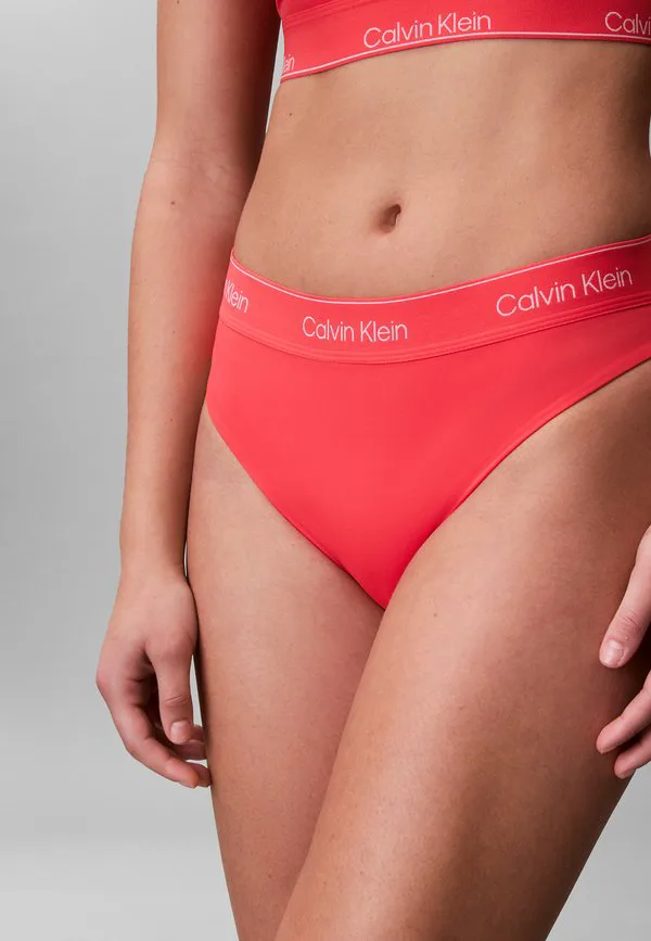 Икона купальников: плавки от бикини Calvin Klein Swimwear, Punch Pink — фото 4