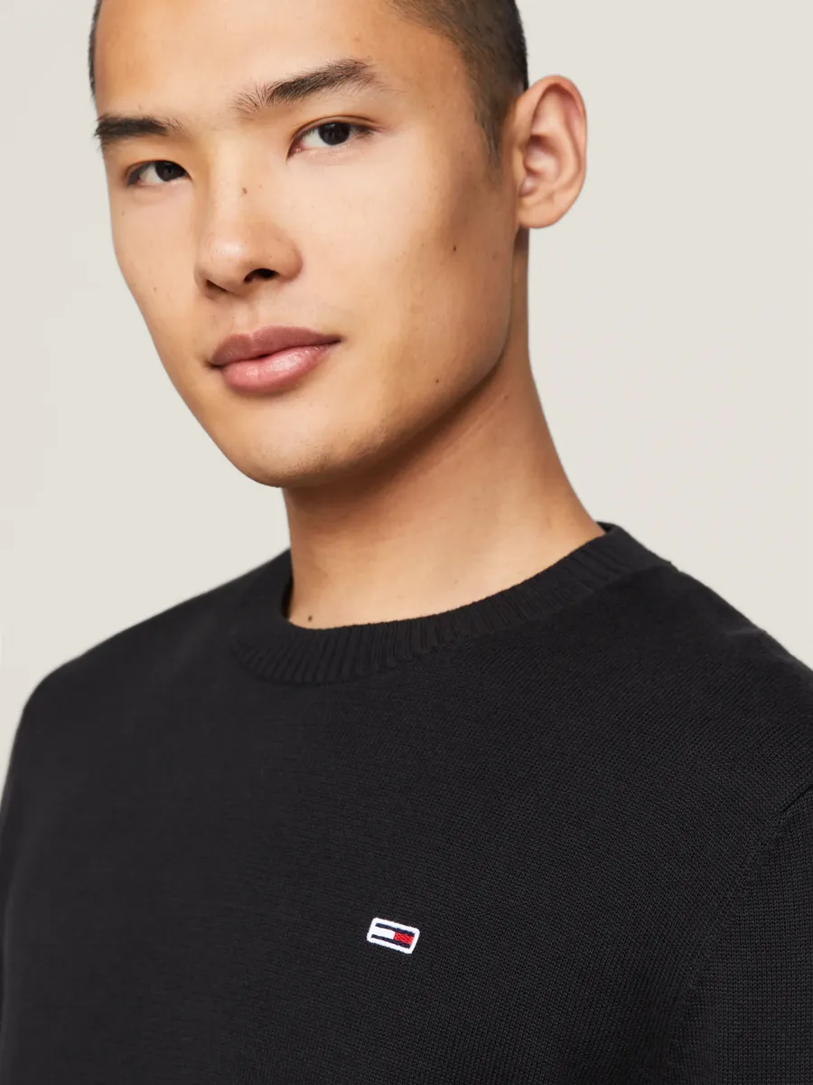 Свитер Tommy Jeans с круглым вырезом "TJM SLIM ESSENTIAL LIGHT SWEATER" с нашивкой-флажком, черный — фото 3