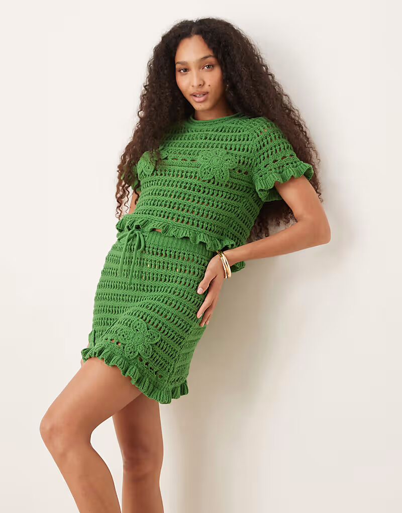 

Футболка Co-ord с аппликацией крючком цвета хаки Asos Design