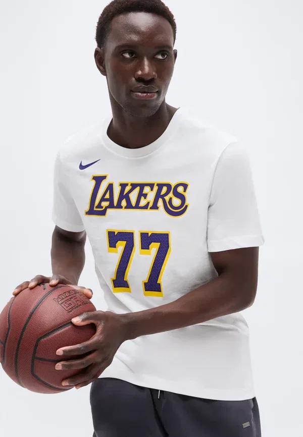Футболка Nike Performance Los Angeles Lakers Luka Doncic Club Wear, белый — фото 4