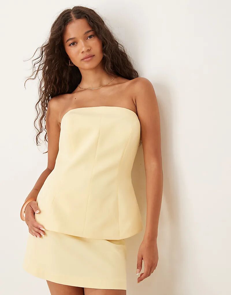 

Топ-бандо ASOS DESIGN с баской и приталенным лифом цвета пахты