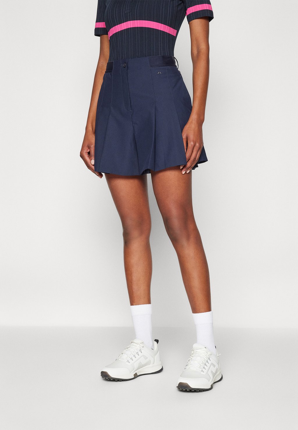 

Спортивные шорты ARELLA PLEATED SHORTS 2-IN-1 J.LINDEBERG Sports, темно-синий