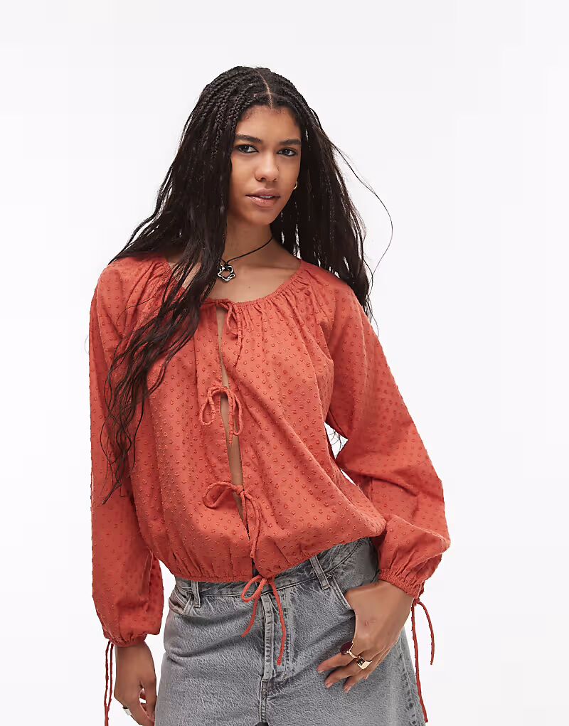 

Топ Topshop Dobby с завязками спереди и сборками на шее цвета ржавчины