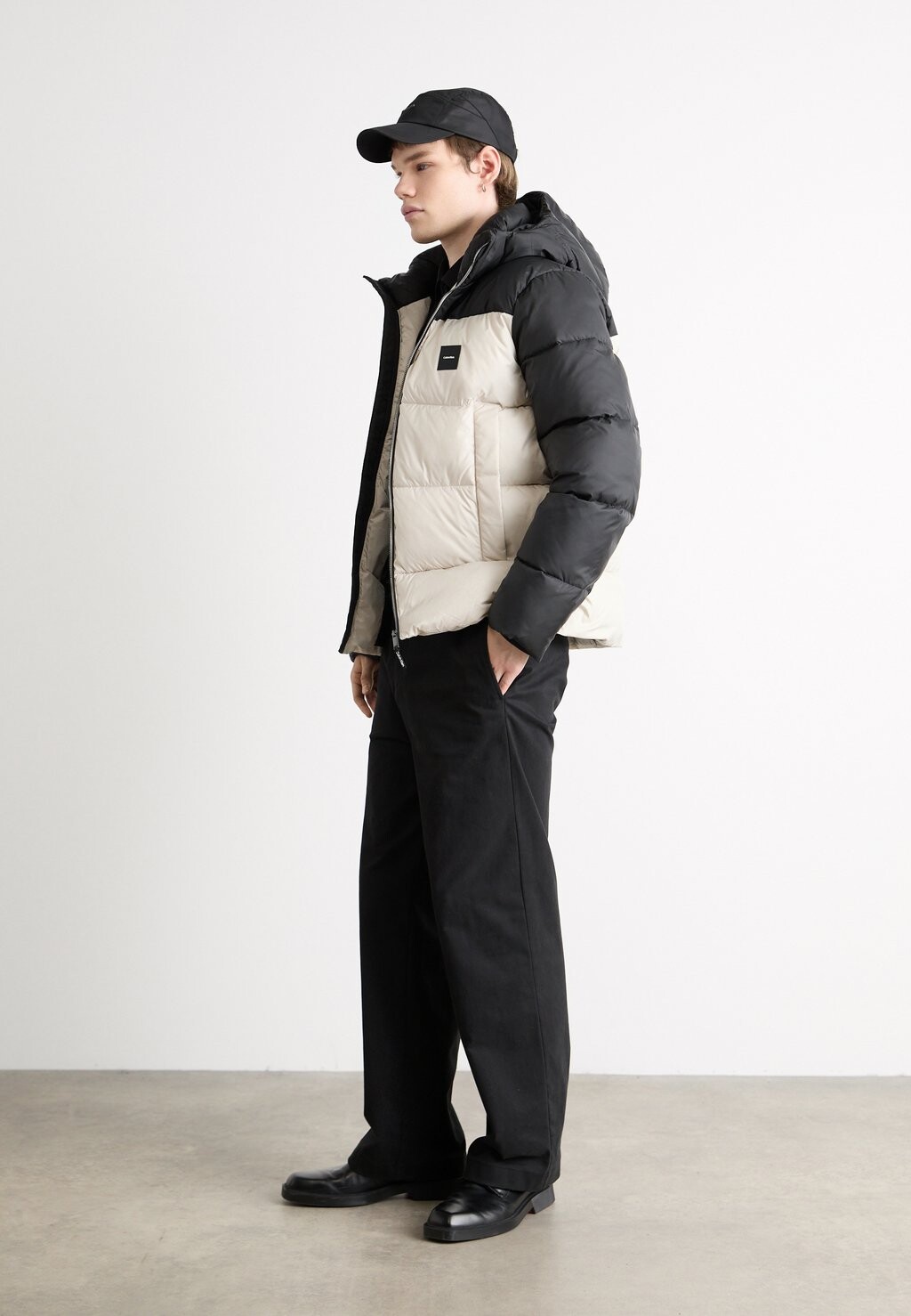 

Зимняя куртка HOODED COLOR BLOCK PUFFER Calvin Klein, черный