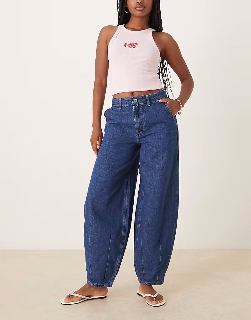 

Джинсы-бочонки ASOS DESIGN из денима с вытачками по низу, средне-синего цвета