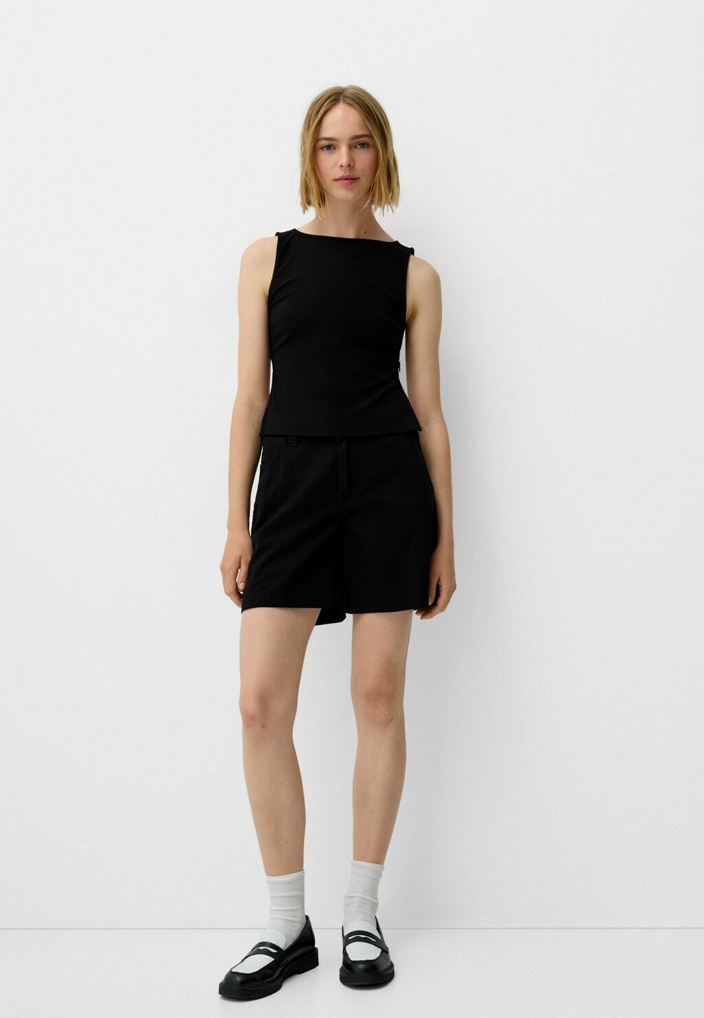 

Блуза WITH DETAIL AT THE BACK Bershka, черный