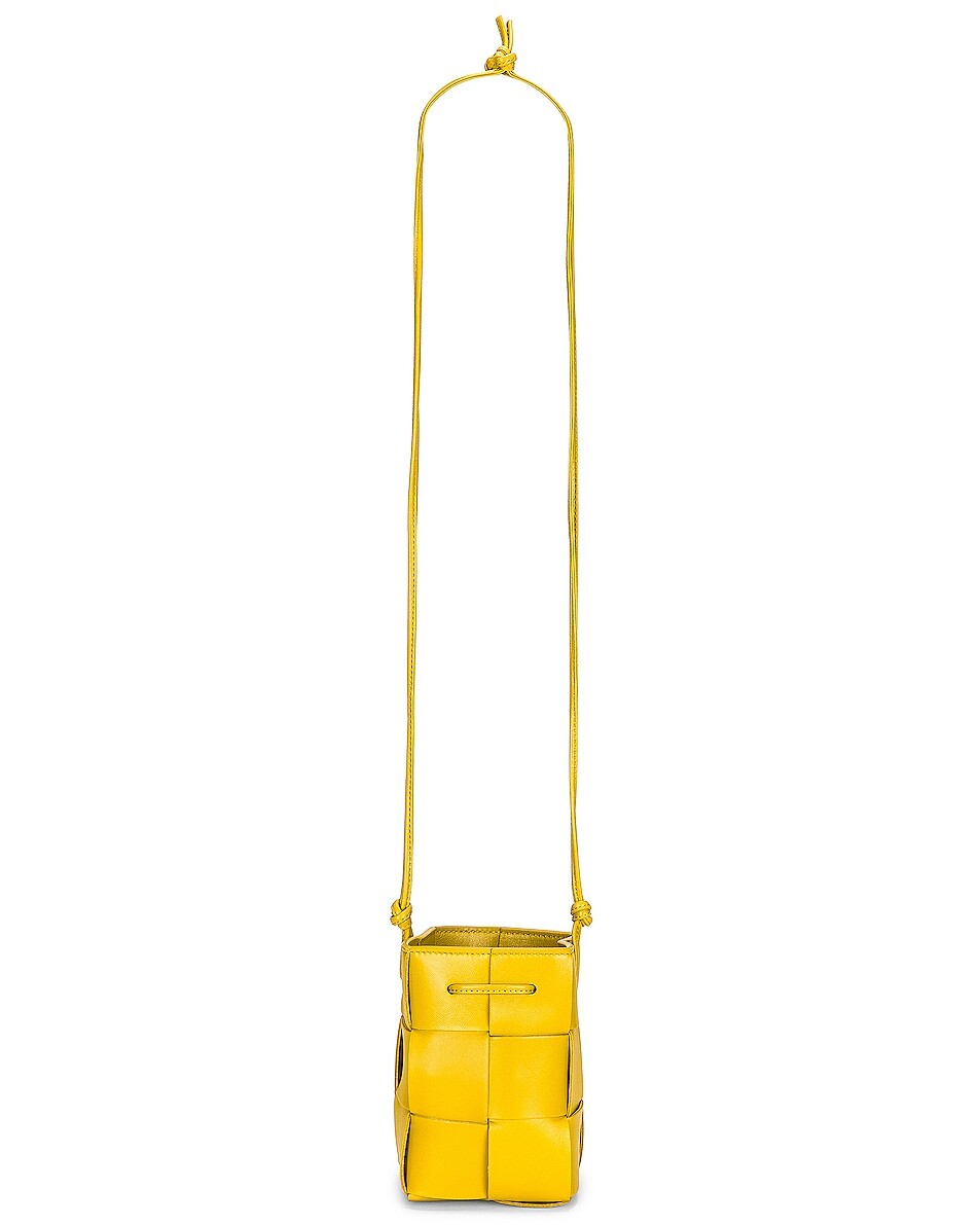 

Мини-сумка-ведро с кассетой Bottega Veneta, цвет Pollen & Gold