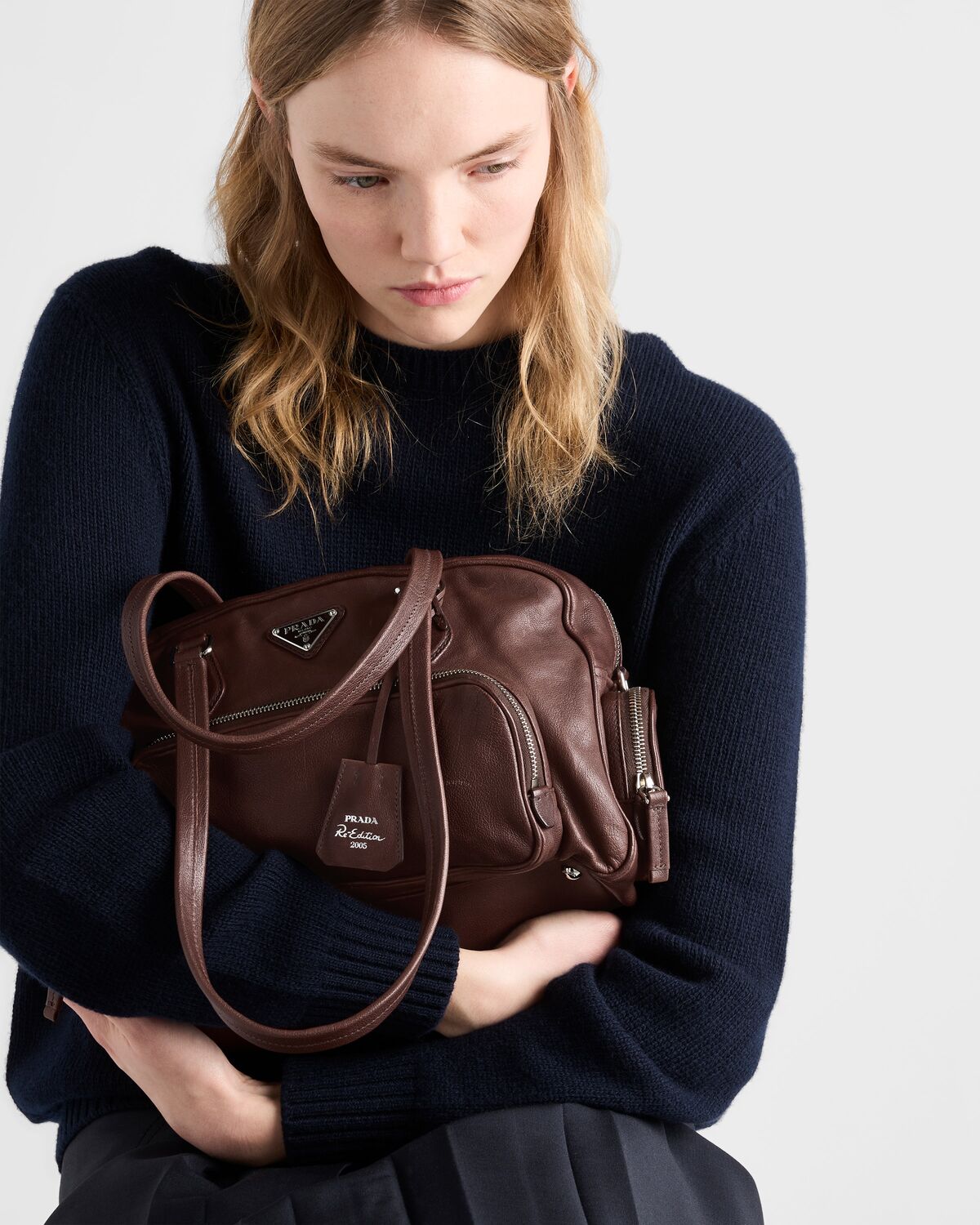 Большая сумка-тоут из состаренной кожи с ручкой Prada, какао-коричневый — фото 2