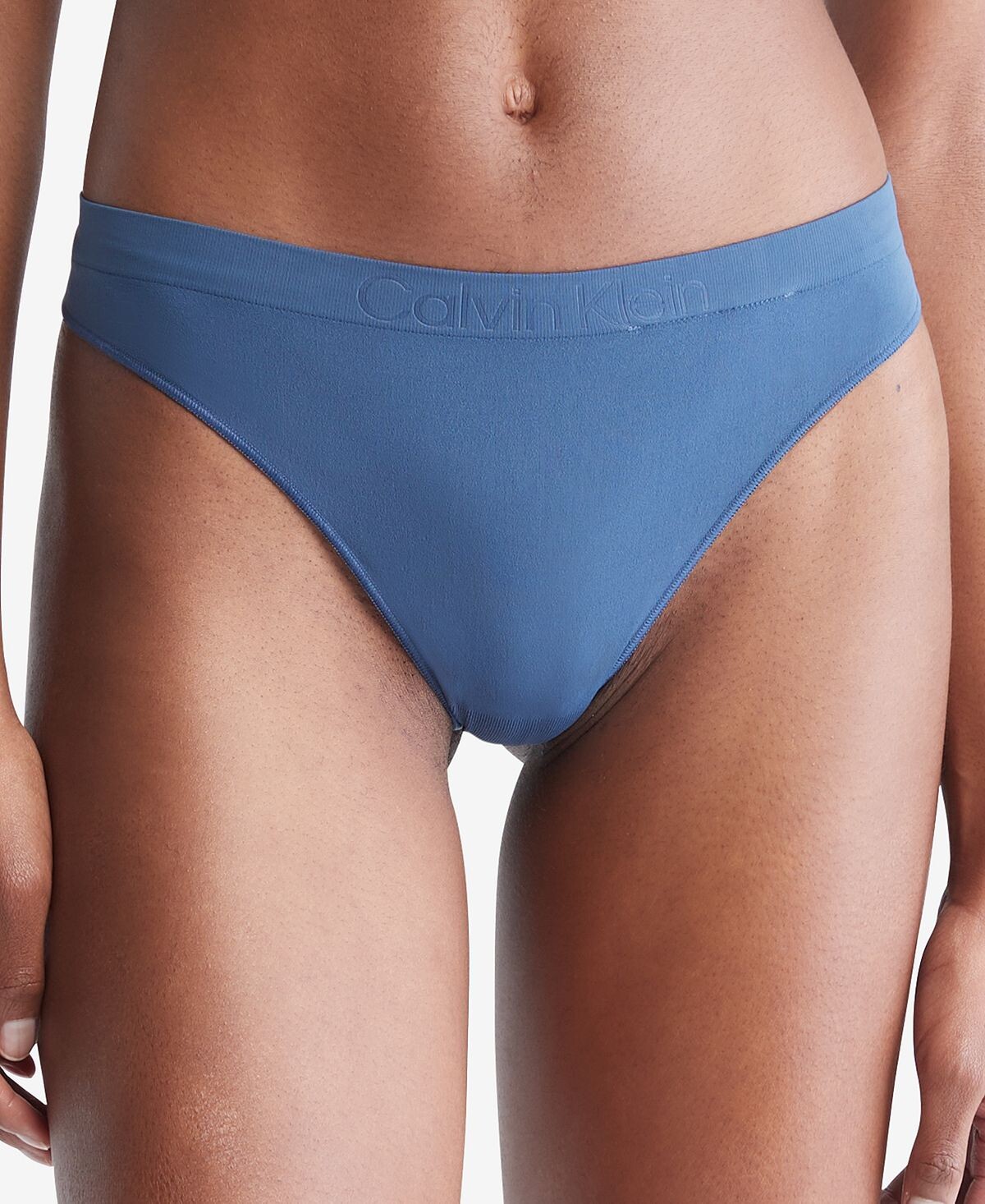 

Женские гибкие трусики-стринги со средней посадкой QD3958 Calvin Klein