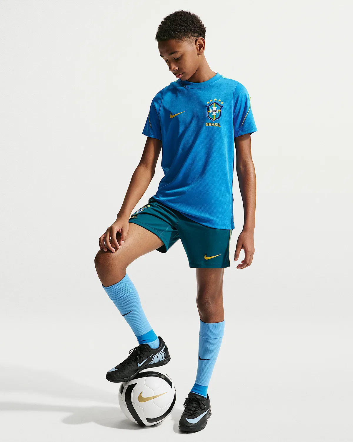 Детская футболка Nike Soccer Dri-FIT с коротким рукавом Brazil Strike, Light Photo Blue/Light Menta/Midwest Gold — фото 4