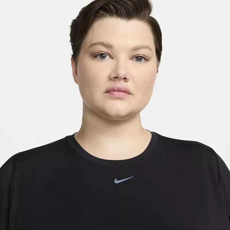 Женский топ с короткими рукавами Nike One Classic Dri-FIT (большие размеры), черный — фото 4