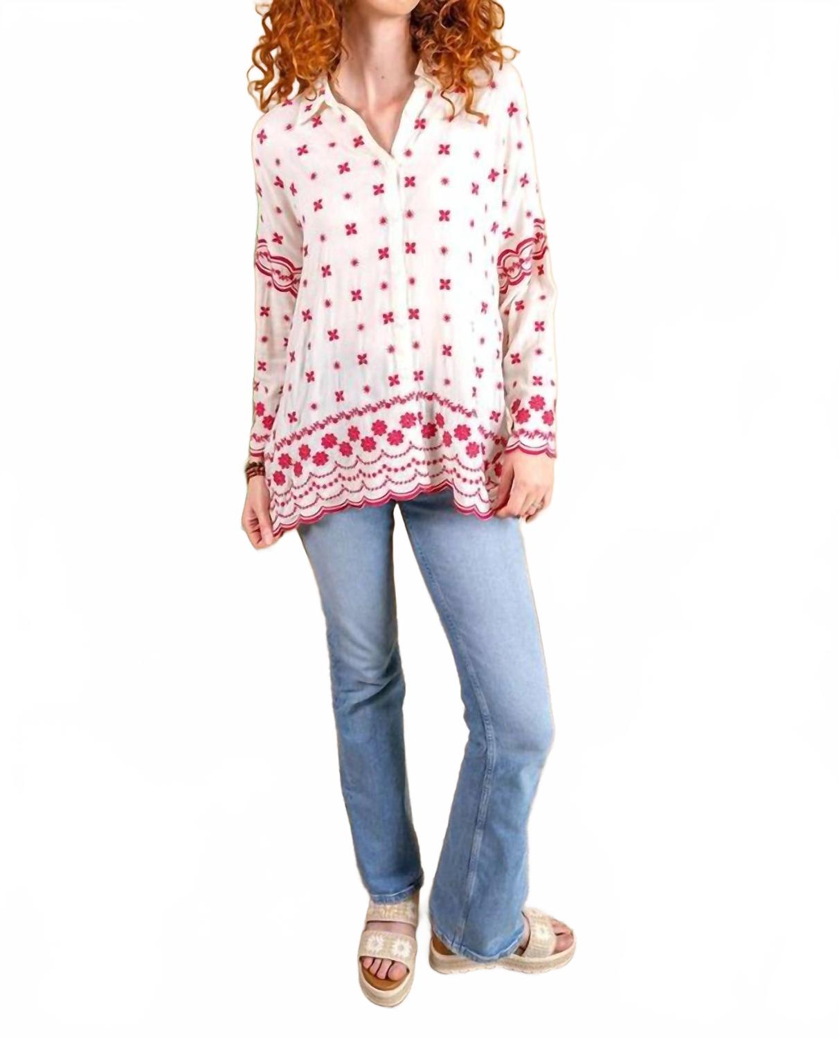 

Женская креповая блузка с вышивкой и ажурными вставками в белом цвете PAPARAZZI