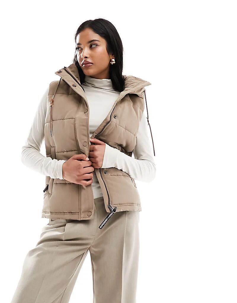 

Жилет-пуховик Everest с капюшоном светло-коричневого цвета Superdry