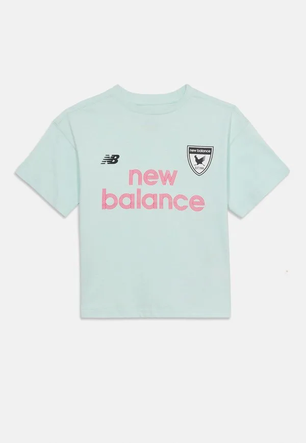 Футболка с графическим принтом в виде футбольной эмблемы New Balance, Cosmic Jade — фото 3