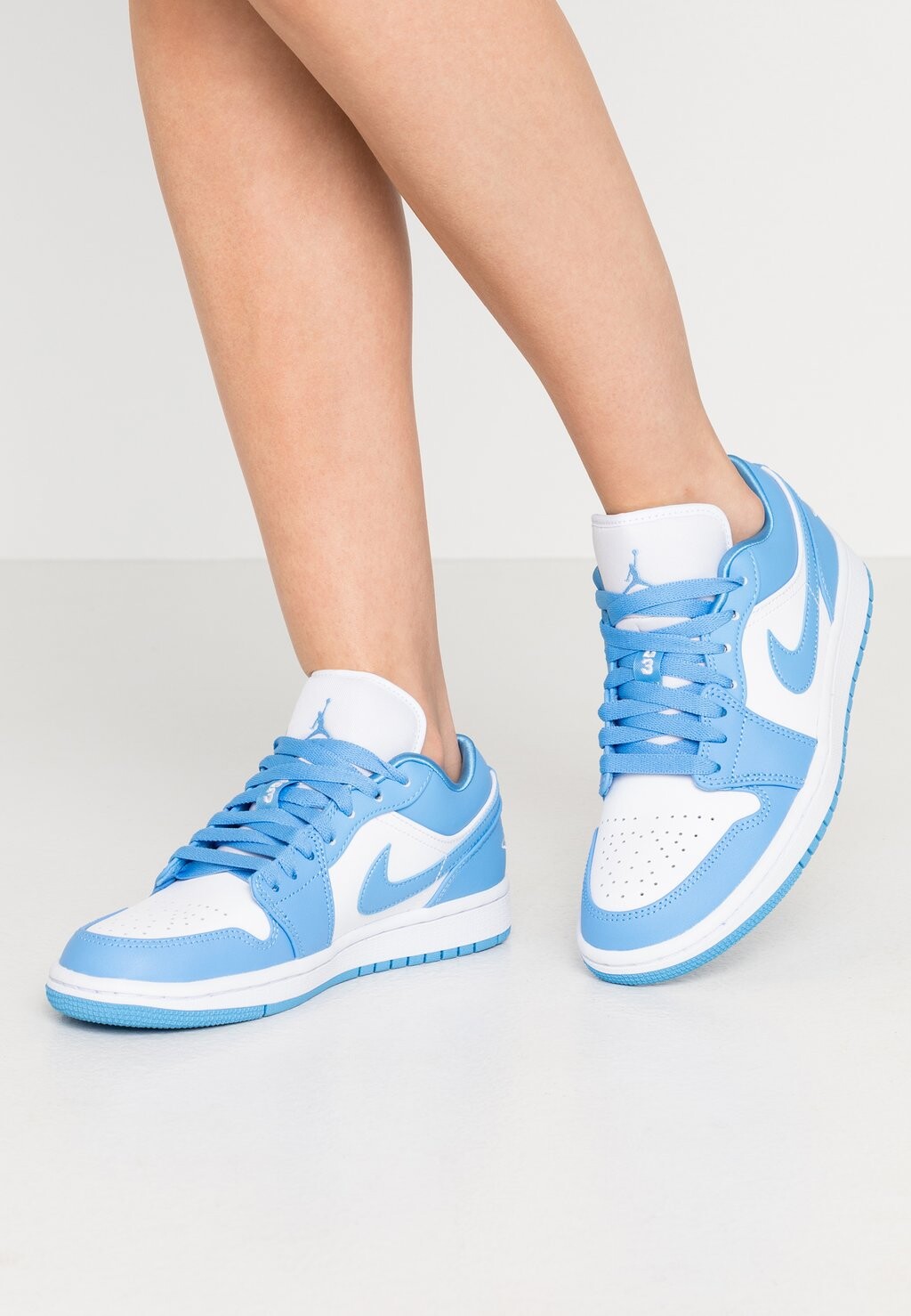 

Кроссовки на шнуровке AIR JORDAN 1 LOW Jordan, синий