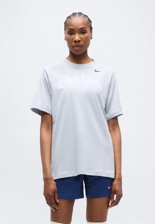 

Футболка с принтом футбольного клуба «челси» Nike Performance, Wolf Grey, Серый, Футболка с принтом футбольного клуба «челси» Nike Performance, Wolf Grey