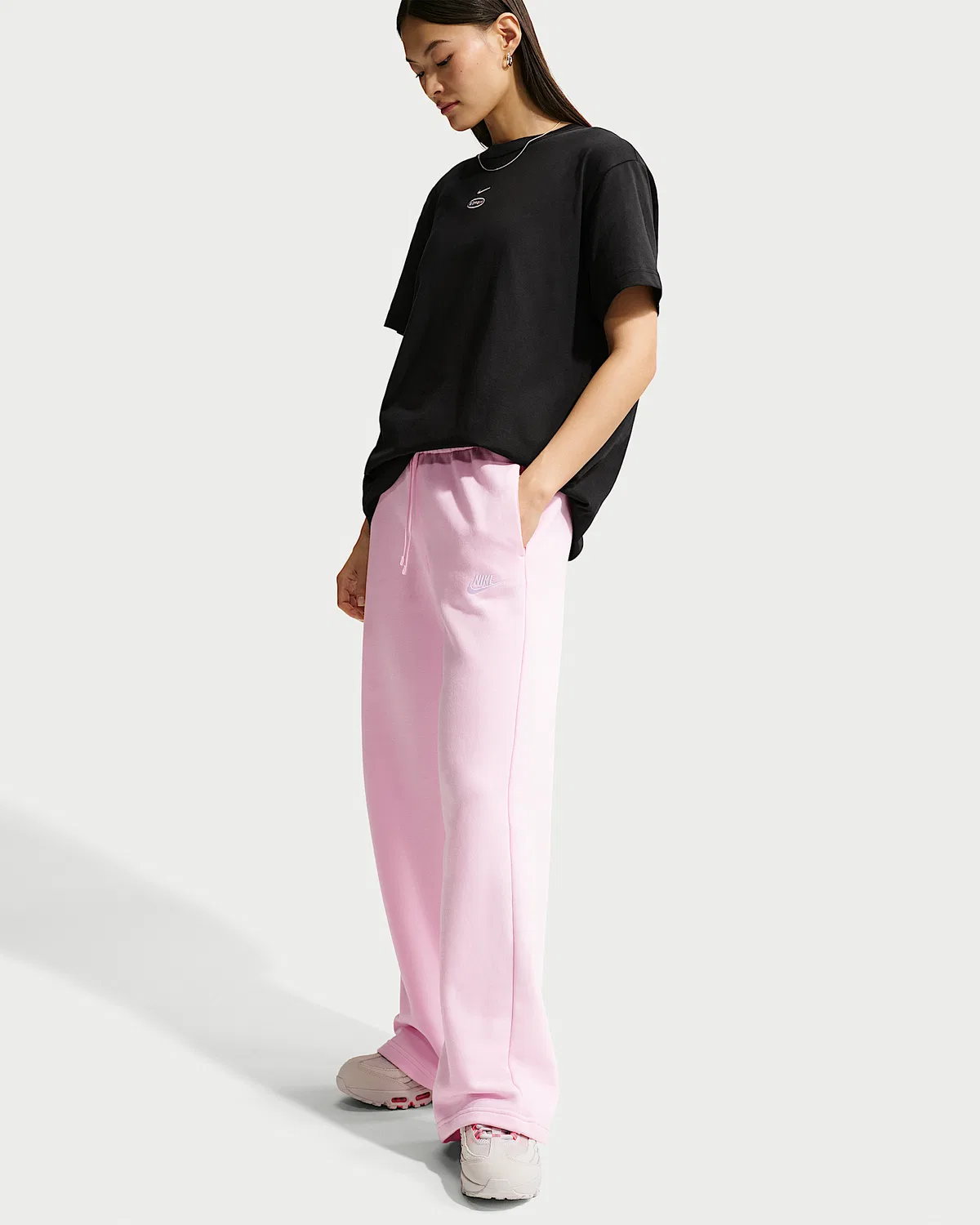 Женские спортивные штаны Nike Sportswear Club Fleece со средней посадкой и широкими штанинами, Pink Foam/White — фото 4