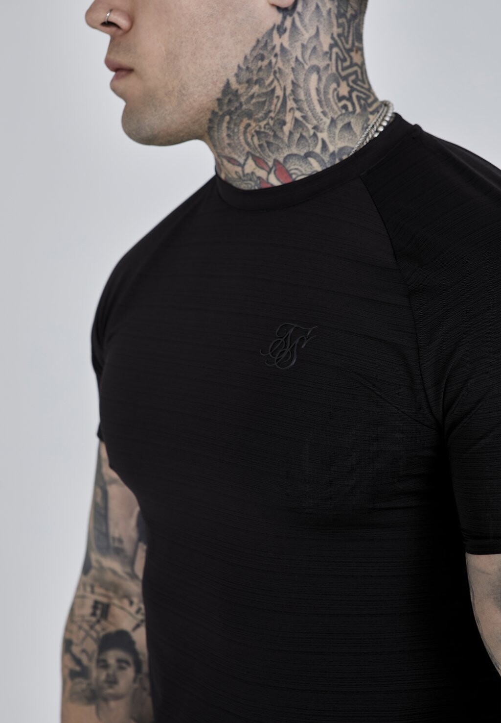 

Базовая футболка Muscle Fit SIKSILK, черная