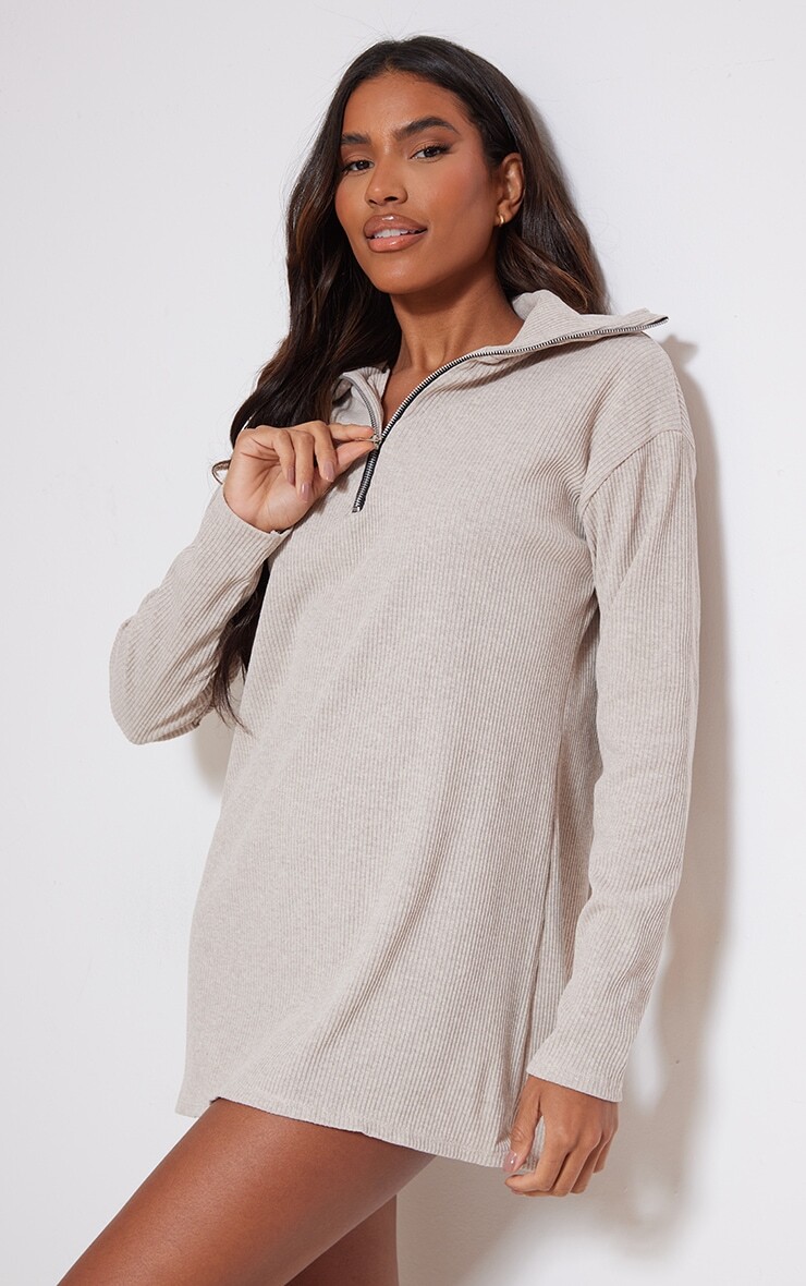 

PrettyLittleThing Платье-джемпер свободного кроя с высоким воротником и молнией до половины цвета Sand Rib