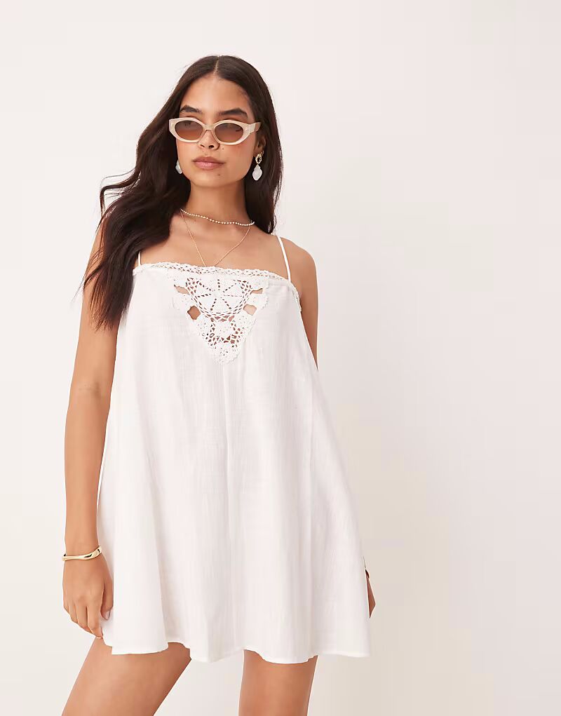 

Пляжное мини-платье ASOS DESIGN с фактурной вставкой из салфетки белого цвета
