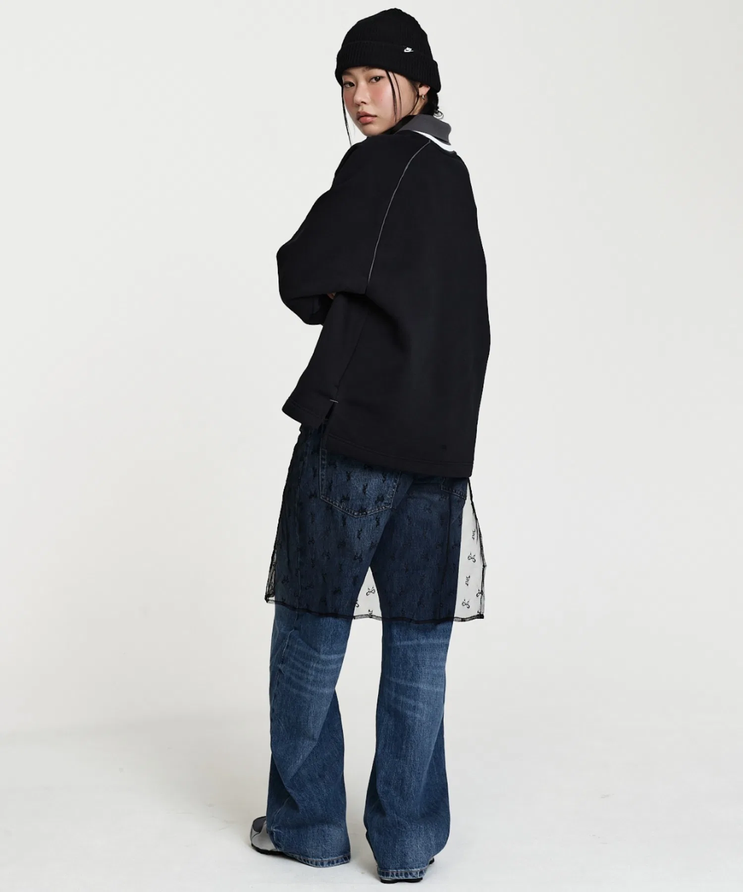 Женская флисовая футболка-поло Nike Sportswear Phoenix Fleece Oversized с графическим принтом IF0257-010, черная. — фото 4